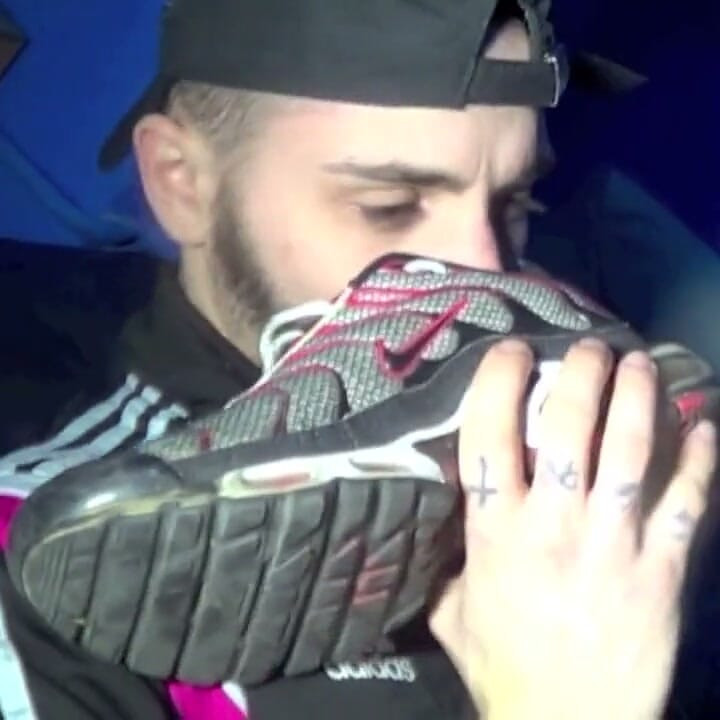 Fetiche extremo en sumisión de zapatillas por 2 muchachos scally