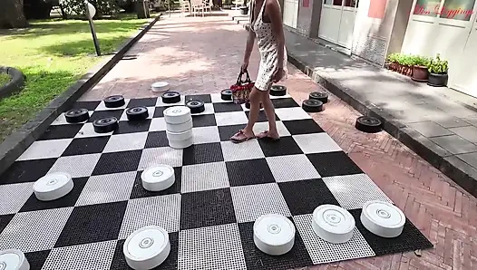 Ateşli üvey anne parkta yürüyüş sırasında saf üvey erkek kardeşini kışkırtıyor. Eve geldiklerinde kadın yarağını istiyor