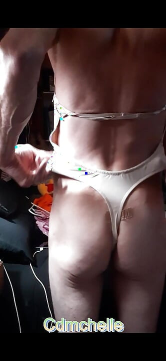 Cdmichell さまざまなパンティやブラジャーを試着