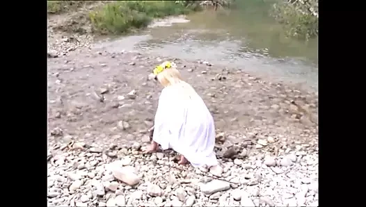 Güzel sarışın mükemmel vücut itaatkar oluyor ve üvey babası tarafından sert sikiliyor