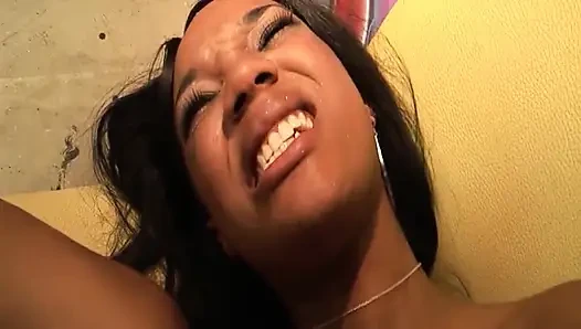 Cewek sange kulit hitam 20 tahun di-gangbang habis-habisan sama kontol besar pria kulit hitam