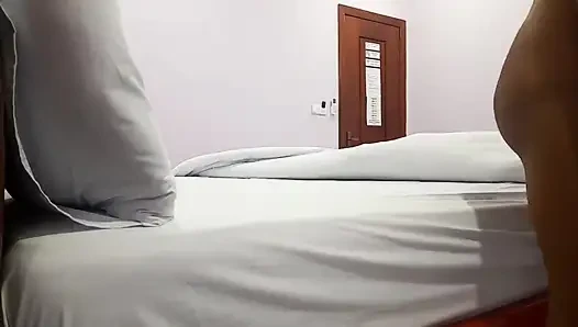 Şanslı adam en iyi arkadaşını sikiyor dul kadın amının dölünü derin delikten çıkarıyor