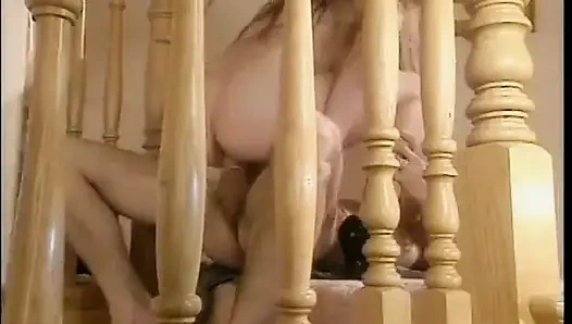 Memek sempit cewek nympho dengan rambut panjang ini dientot habis-habisan di tangga