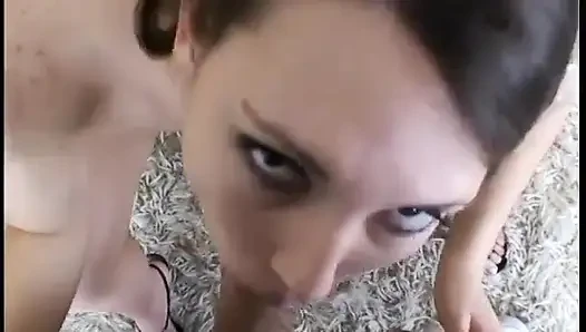 Geiler hengst in vergnügen, als er einen blowjob von sexy arsch-schätzchen genießt