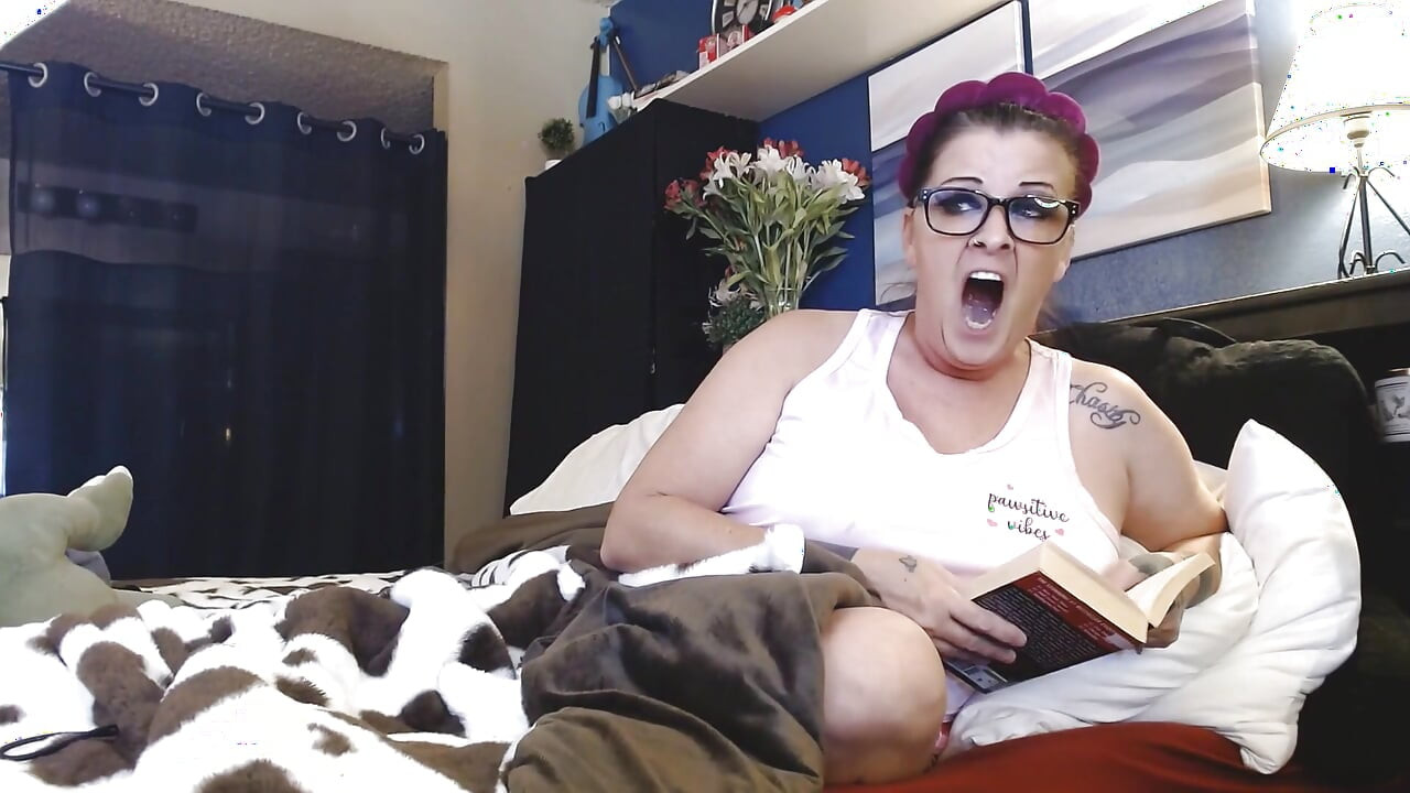 לפני השינה בזמן קריאה פיהוק