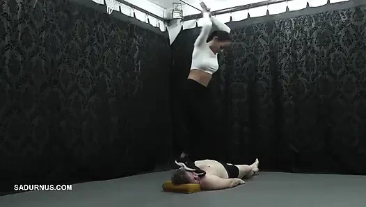 Под черными кроссовками Nomi Nike