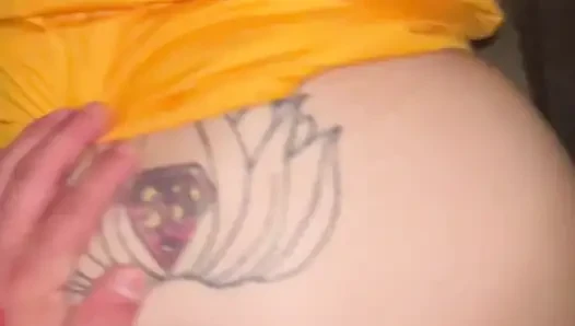 Orta yaşlı seksi kadın sigara içiyor ve dışarıda sikiliyor