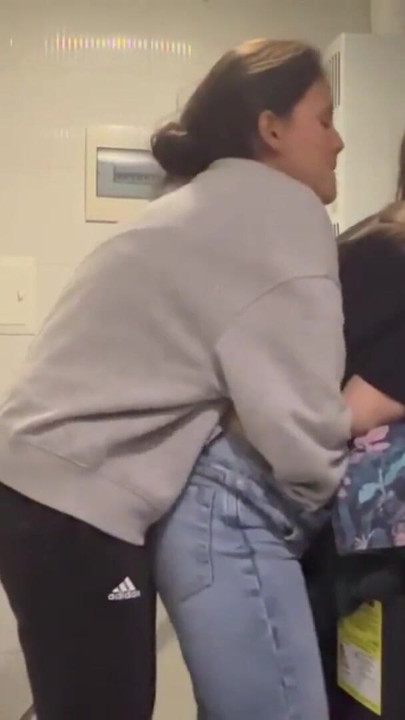 Eu quero ela e não me importo de foder minha melhor amiga enquanto lava a roupa do marido | Clipe 1