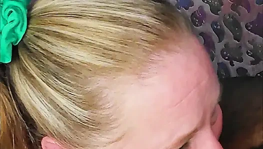 Gırtlağına kadar sakso çekiyor - 82 yarak emiyor susamış evli kadın derin sakso gırtlağına kadar alıyor