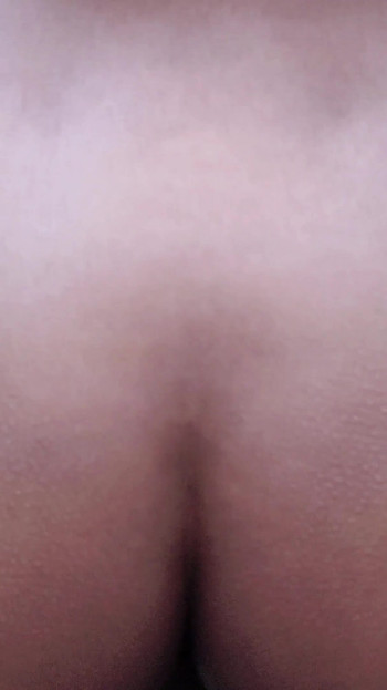 Awek berhijab menunjukkan pantat besar dan berkongkek keras | Klip 1