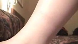 Une fille pulpeuse bat sa chatte rasée