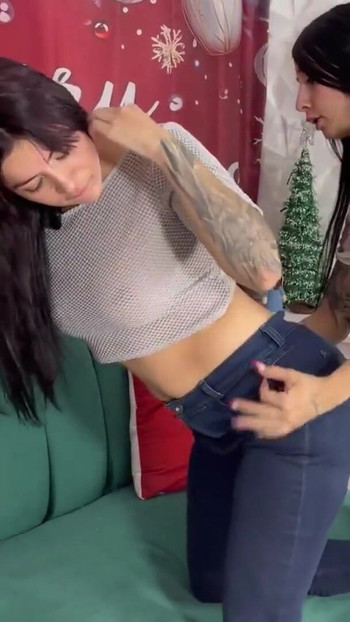 Deux femmes se frottant le short | Clip 2