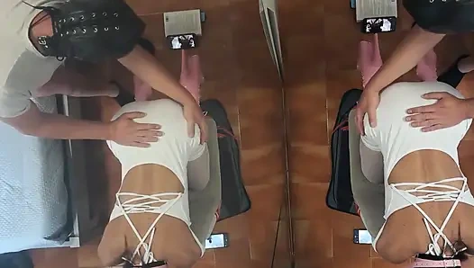 MILF bir sandalyeye bağlanıp ağzı ve vajinasını sikiştirdi