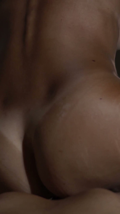 Je lui baise la figure dans différentes positions jusqu’à l’orgasme | Clip 1