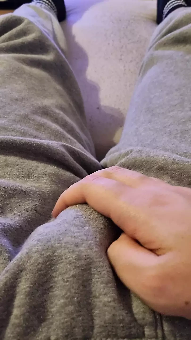 Novia me envía desnudos y solo tuve que masturbarme
