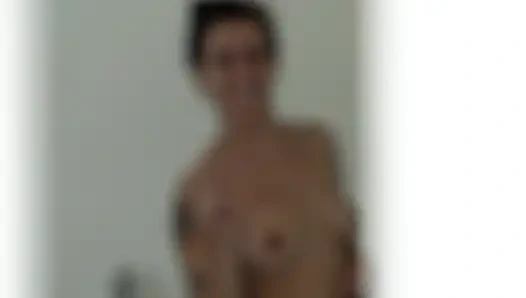 Perde arkasında, bir ressam iki nimfoman kız tarafından suçüstü yakalanıyor.