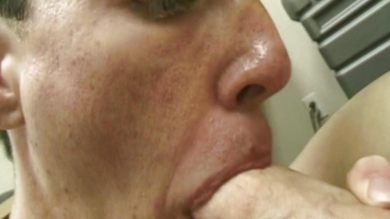 苗條黑髮男給紋身妹邋遢口交