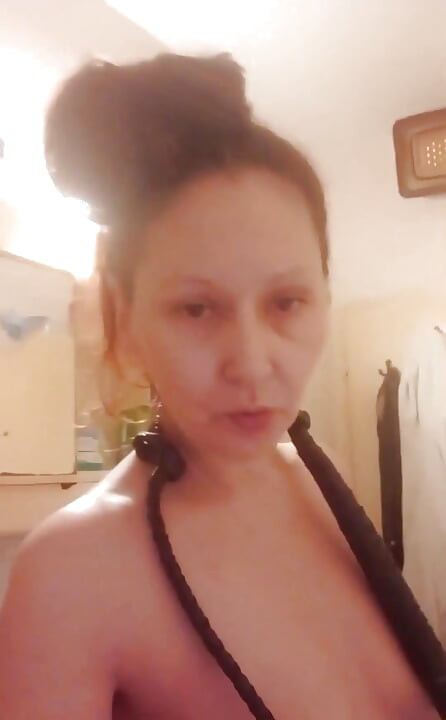 Ich liebe squirting. Wenn ich gerade mit Dir teile, bin ich ein herr. Kae wow, was für eine schlampe du bist und danke, ich kann nicht auf mich warten
