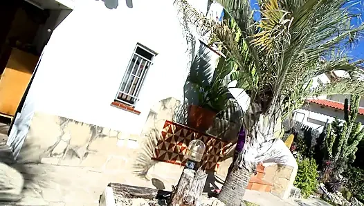 Gadis ceri yang luar biasa sukacita mengharapkan terbuka lebar untuk ngentot tiang besar itu