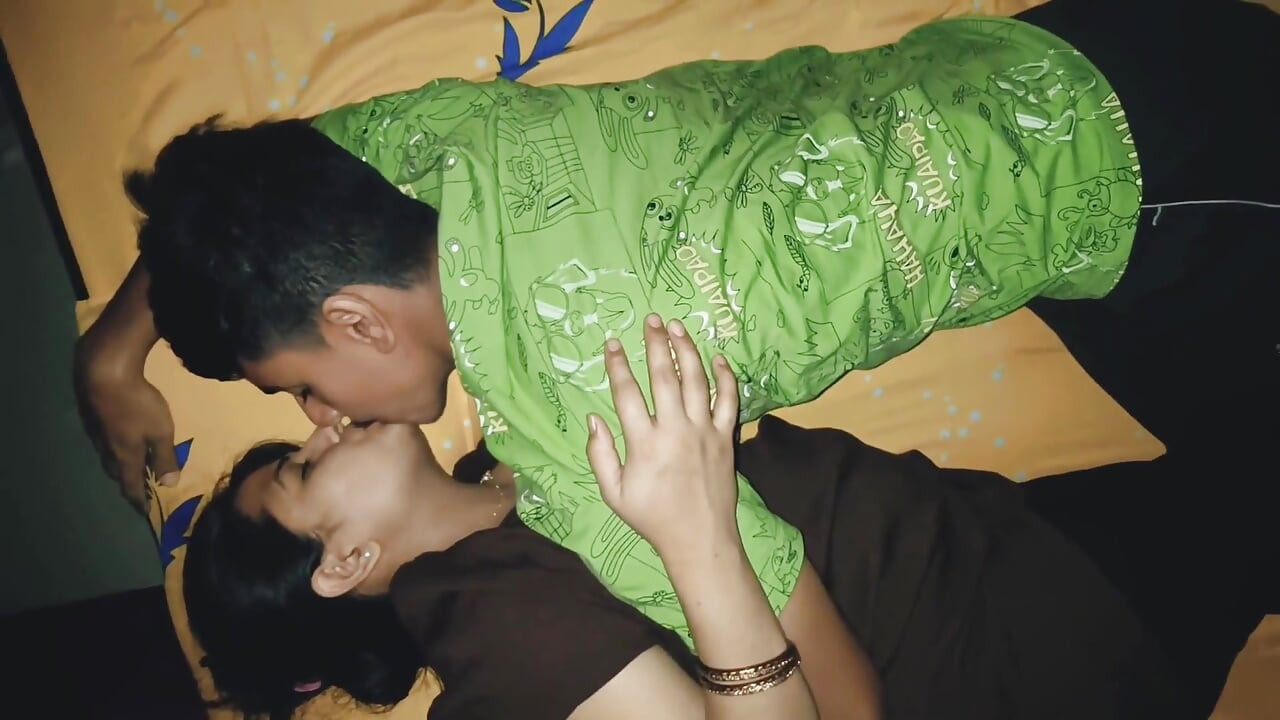Cachonda esposa Latika Kiss en romance