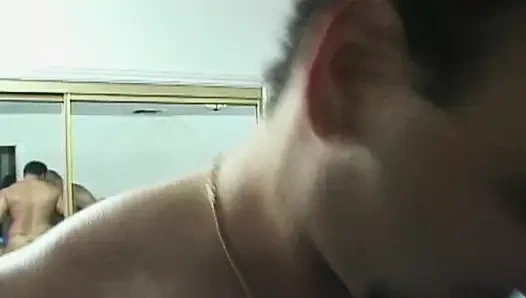 Pelacur Perancis didobel penetrasi di pesta seks gangbang