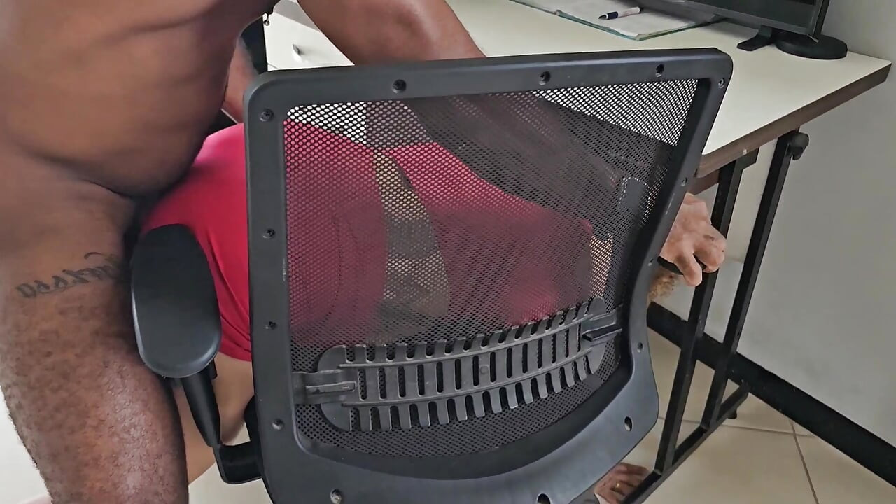 ON M’A ATTRAPÉ SOUS LA TABLE, IL M’A BAISÉ PAR DERRIÈRE, J’AI LU QUE J’AI FAIT UNE BELLE FELLATION