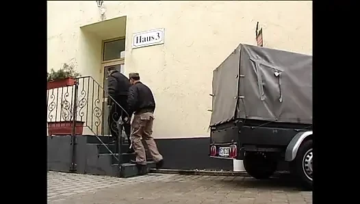 Fantastische MILF mit dicken titten gefickt im doggystyle und abspritzen auf den arsch von großem amateur-schwanz