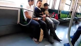 電車の中で3人の若いゲイ