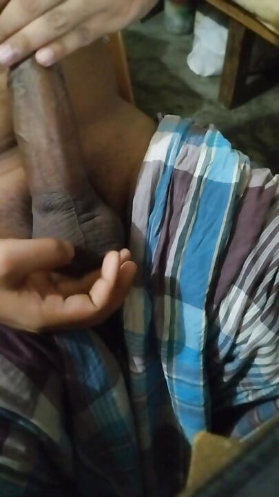 我正在看一個色情視頻，並開始進入情緒。以射精結束。