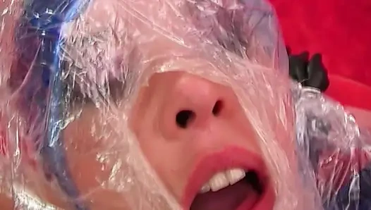 Бурный фетишный тройничок в одежде Rainwear с возбужденными крошками