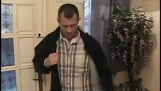 En iyi arkadaşı odanın karşısından izlerken sarışın sikiliyor