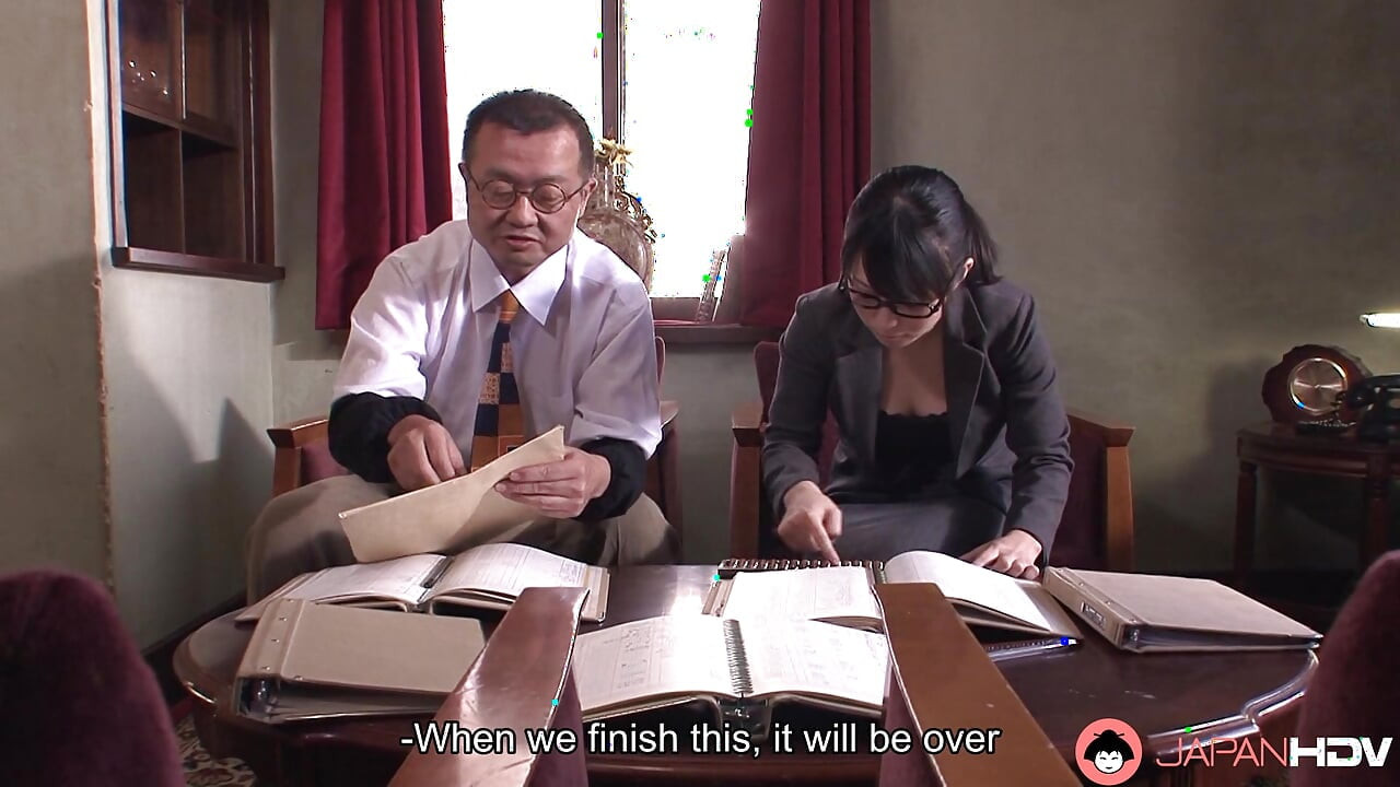 Senhora de escritório japonesa chupando pau duro, sem censura.