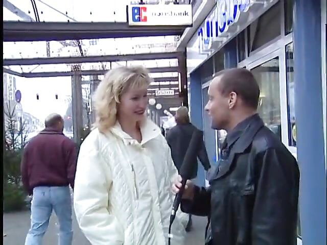 Njemačka amaterska dama na intervjuu na otvorenom