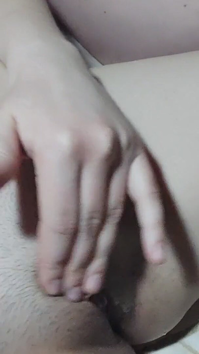 Hermanastro en mi cama, me ayudó a correrme sin meterla en mi concha | Clip 2