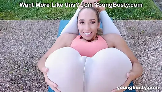 Ich kann meine Beine hinter meinem Rücken stecken, während wir ficken! Flexible Briana Moon bei YoungBusty