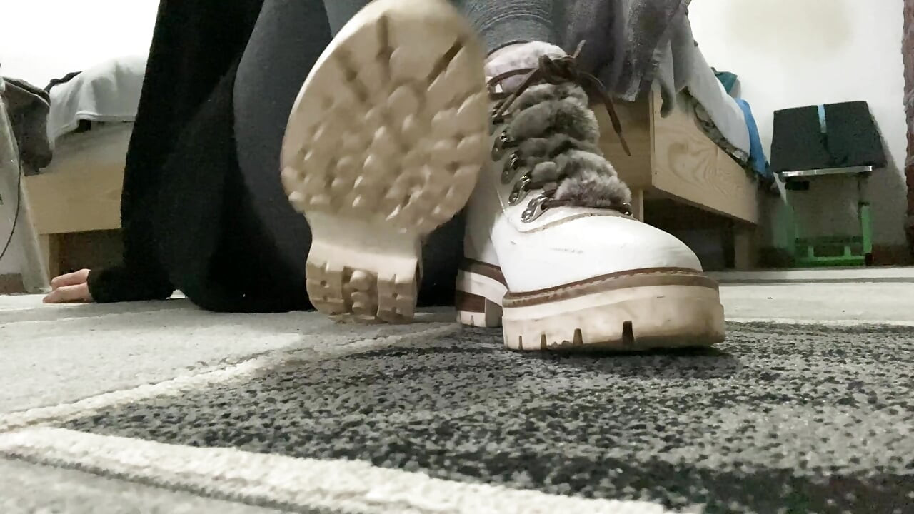 Pieds et orteils puants après avoir marché dans des bottes