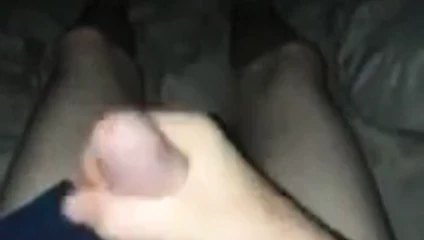 Ortalama adam mavi havlu üzerine boşalan
