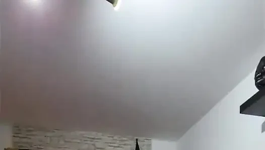Olgun dominatrix zonklayan takma yarakla itaatkarın genişleyen götünü genişletiyor