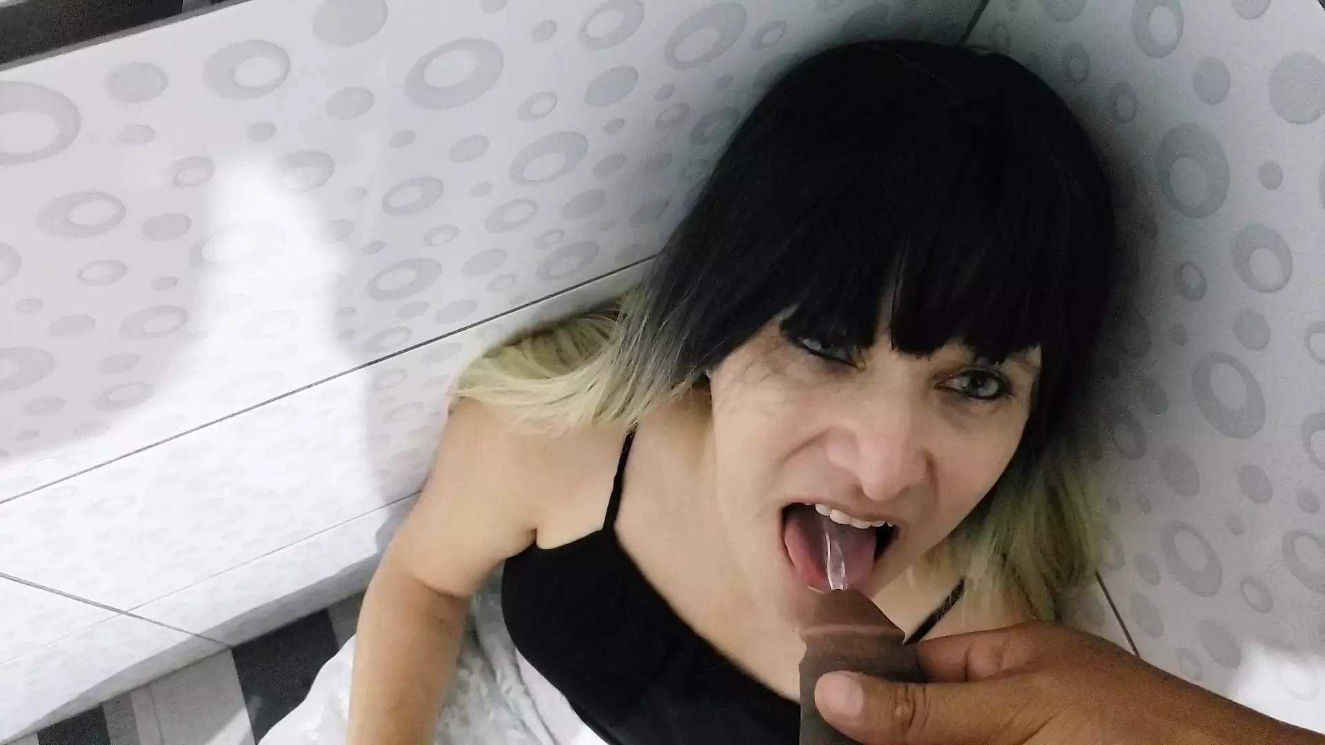 Durstiges Mädchen trinkt meine Pisse