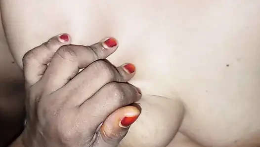 Sie arbeitet in der küche ohne kleid.