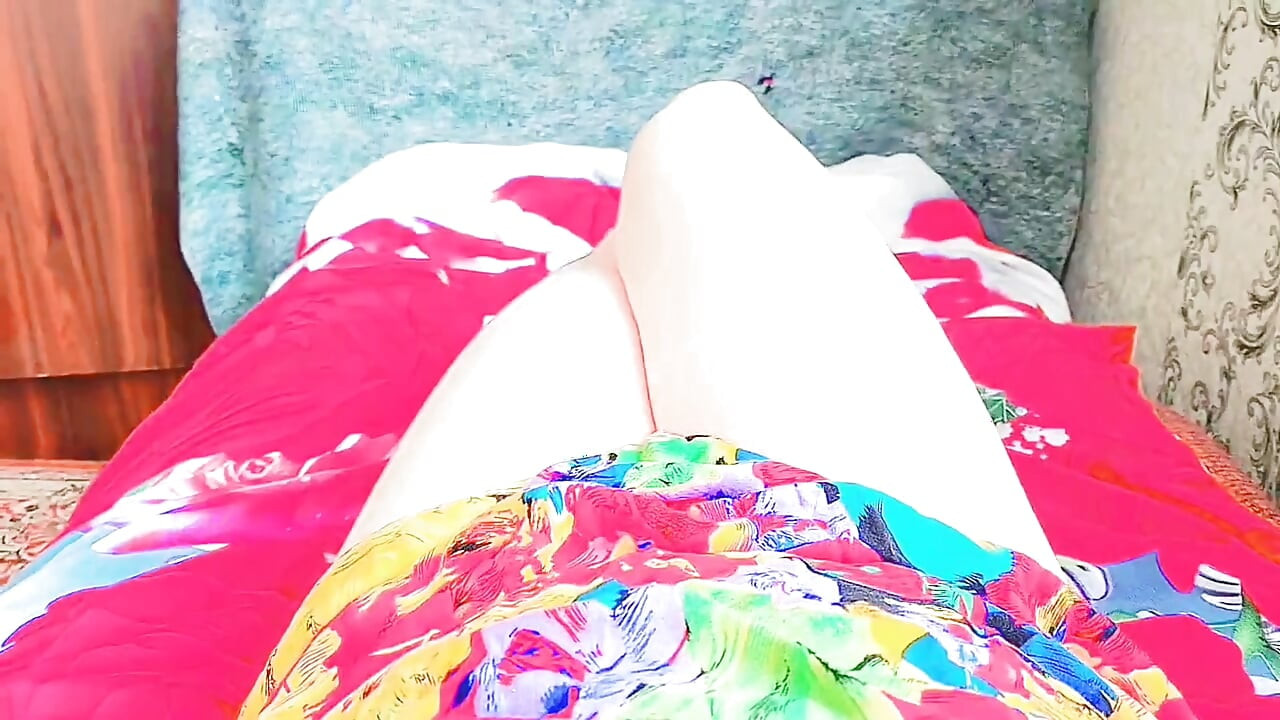Zapanjujuća trans ljepotica gleda preko naočala s osmijehom