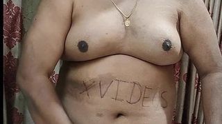 Indischer molliger Hintern zeigt seinen Körper, seine Möpse und seinen Arsch