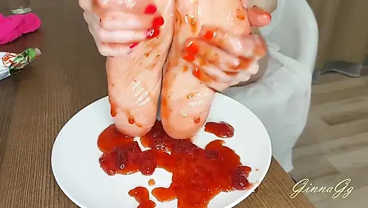 Ayaklarının reçelini yaladı. sansürsüz video