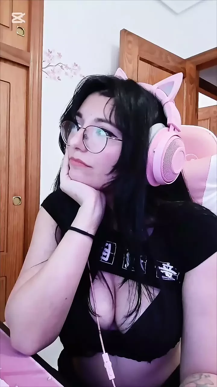 Egirl gejmerka te čini cuckold-om