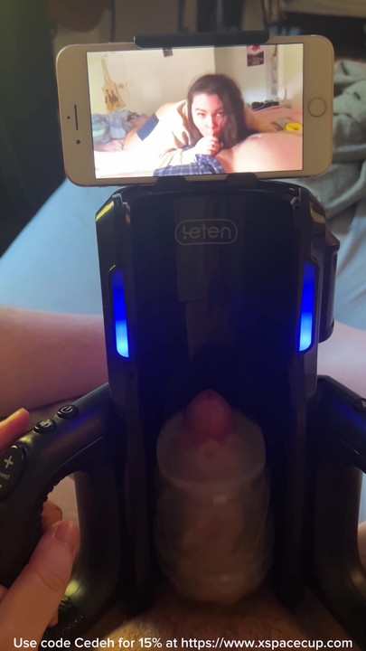 「Auto Stroker Drains Premature Porn Addict」の感動的な瞬間