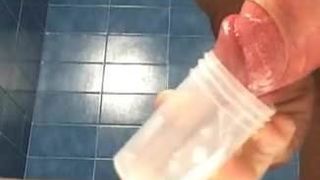 Cuming en un frasco de plástico
