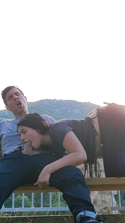 Μελαχρινή πιπώνει σε εξωτερικό χώρο