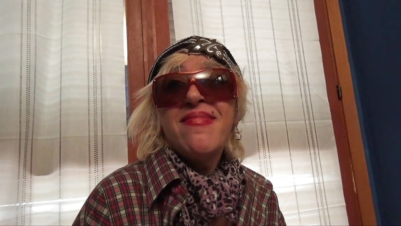 Curvă italiană care joacă flautul a doi bărbați excitați