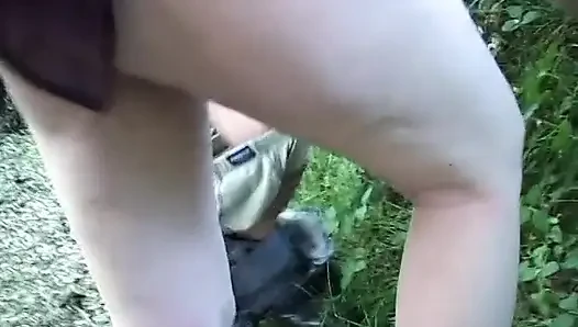 Итальянская брюнетка обрабатывает два члена в деревне в любительском видео