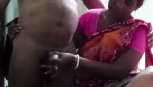 Indyjska ciocia w sari szarpiącym penisa